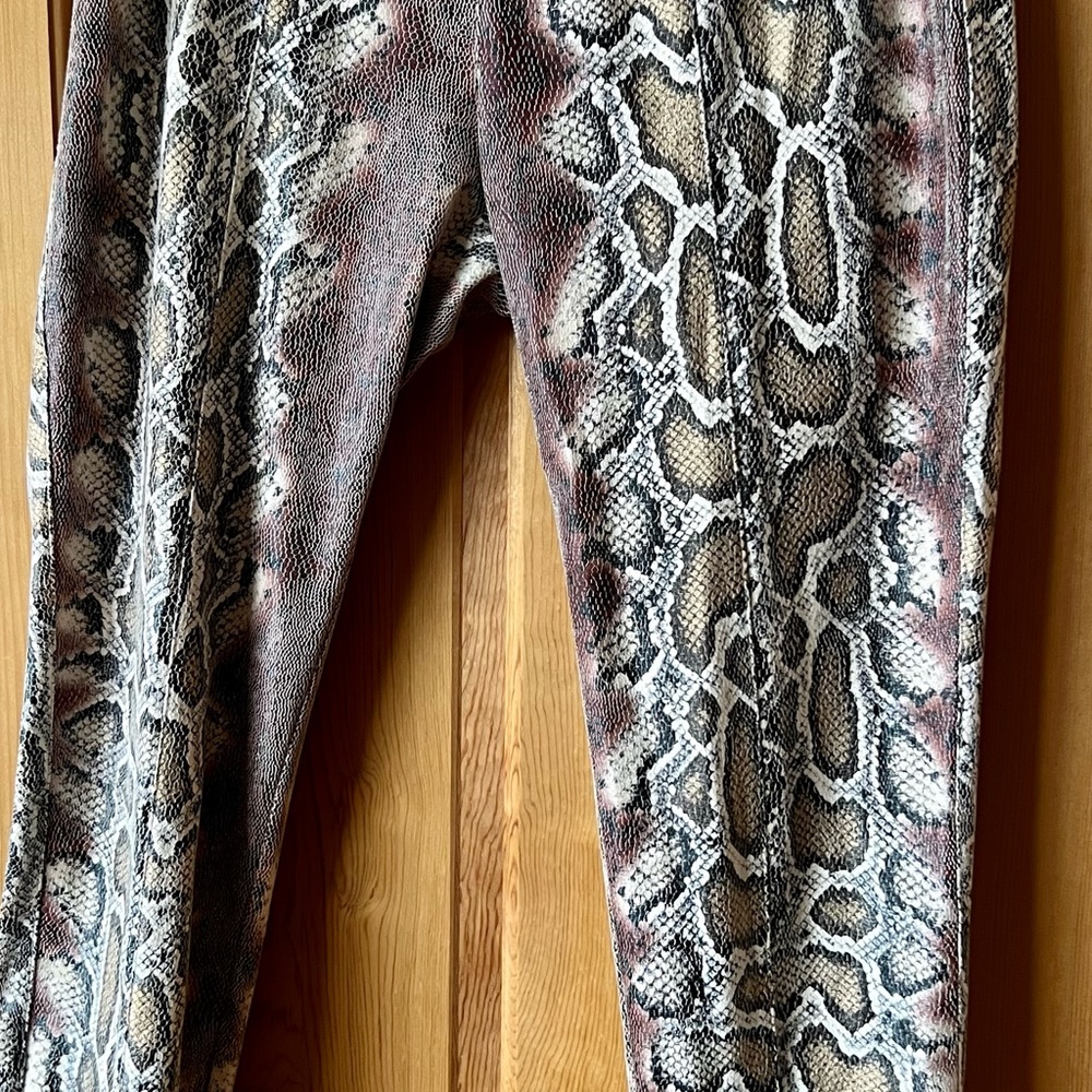 Insight brand leggings size 6 multicolor snake print fabric.